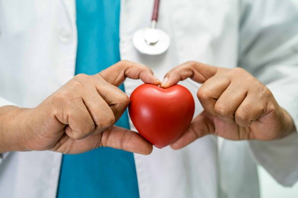 Quels symptômes indiquent la nécessité de consulter la clinique pour une évaluation vasculaire?