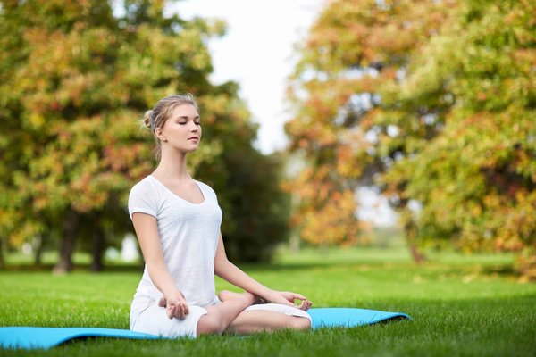 Quels sont les bienfaits de la pratique régulière du yoga pour l'équilibre émotionnel et la gestion du stress ?